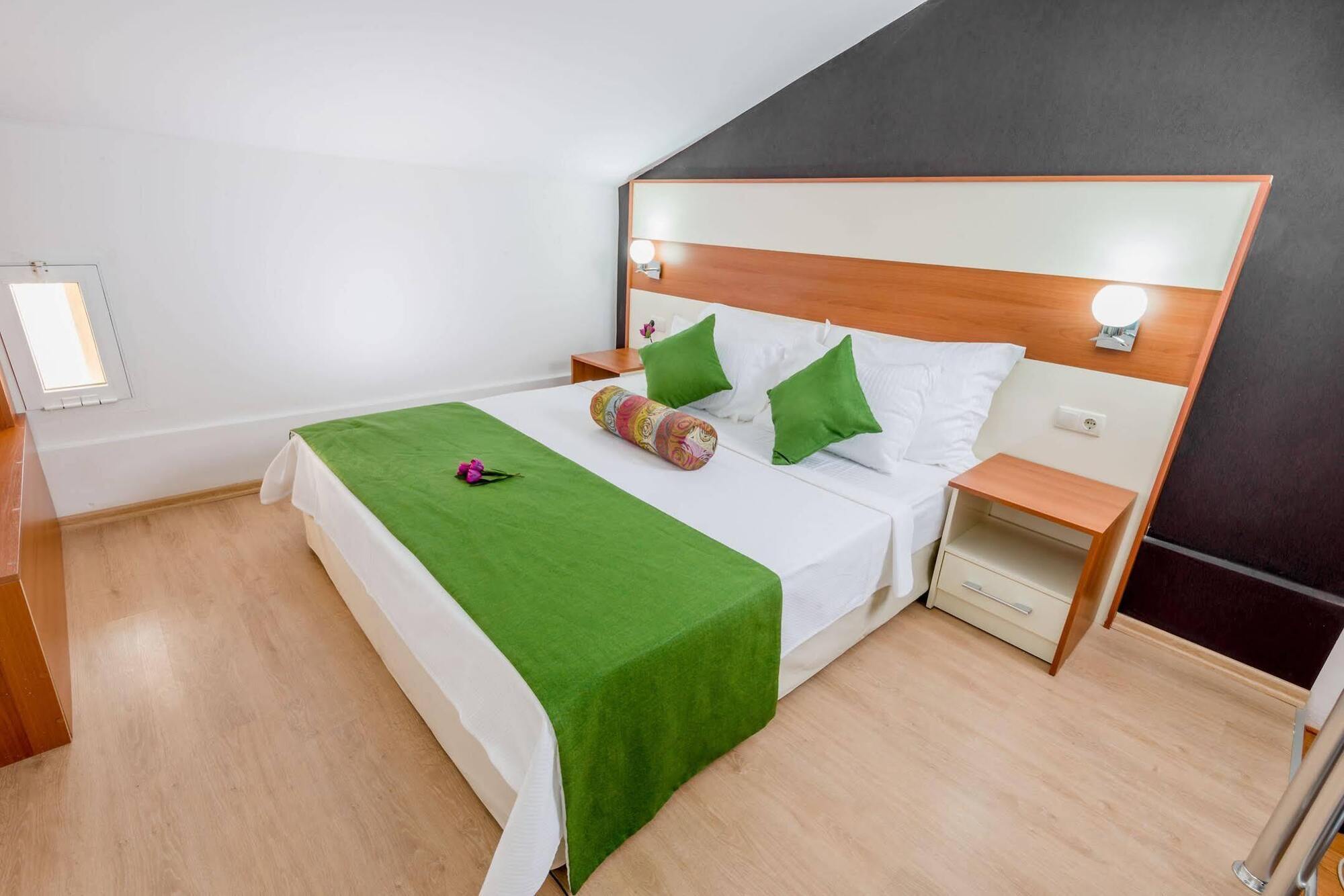 Ege Tulip Cesme Hotel Екстериор снимка