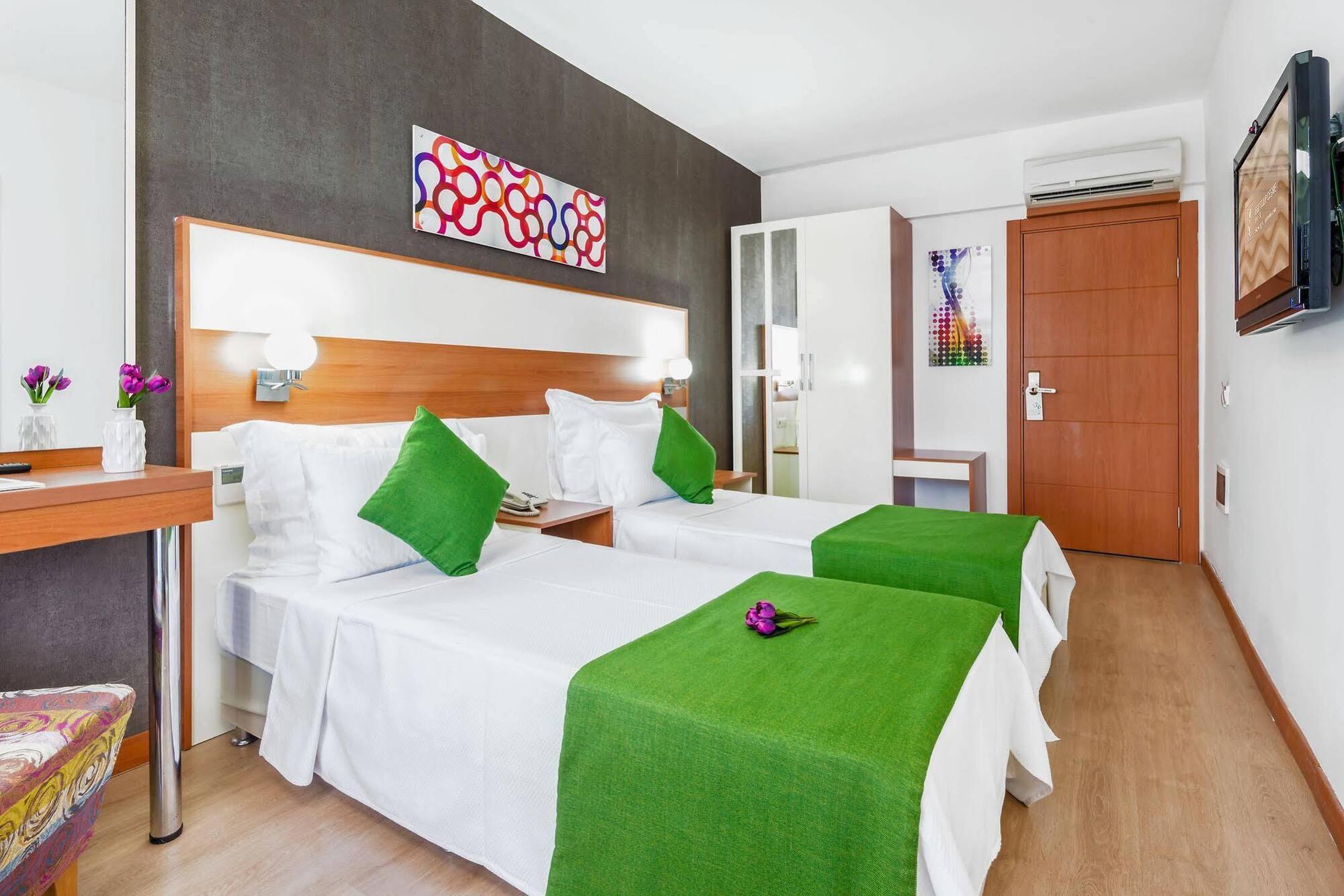 Ege Tulip Cesme Hotel Екстериор снимка