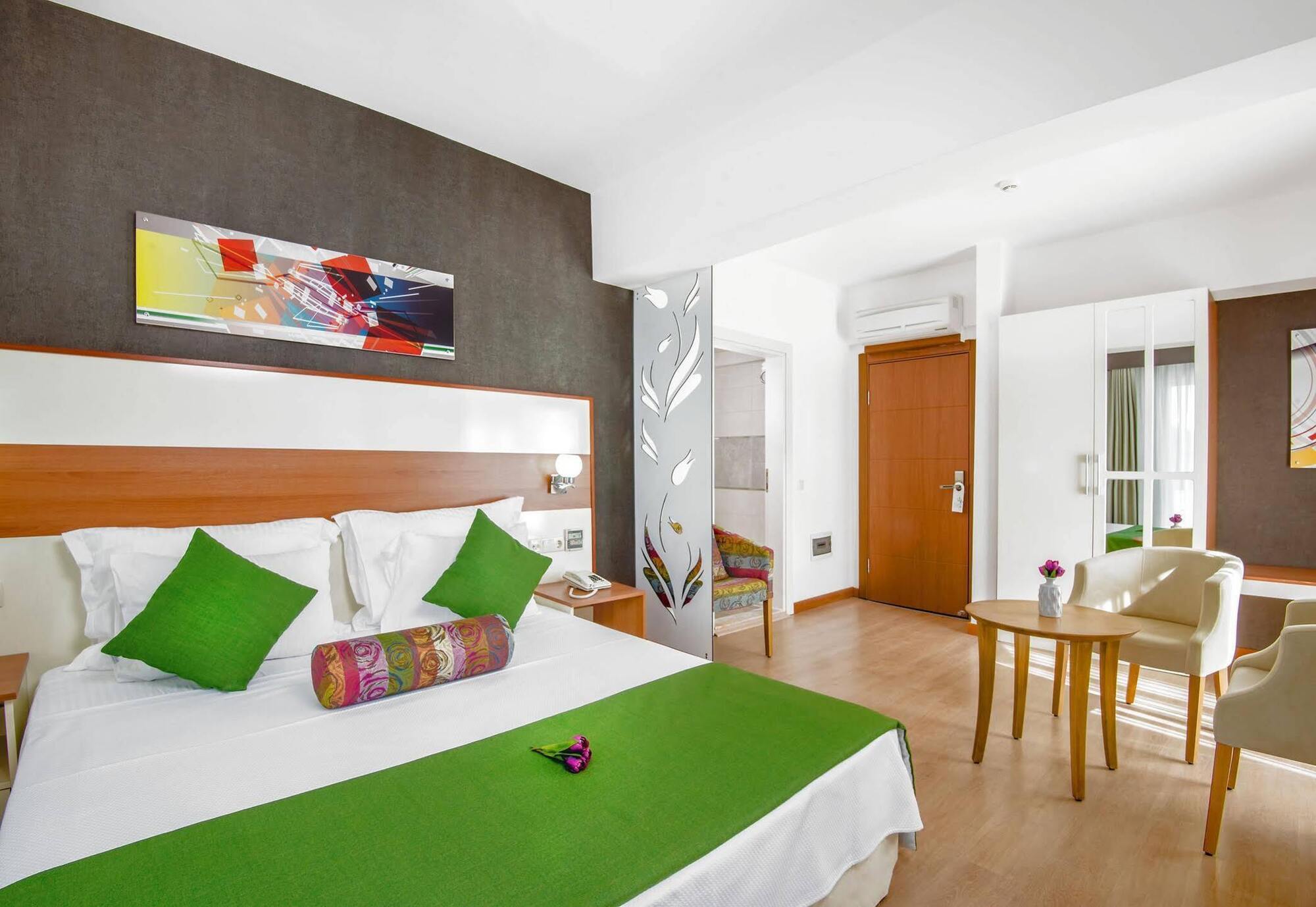 Ege Tulip Cesme Hotel Екстериор снимка